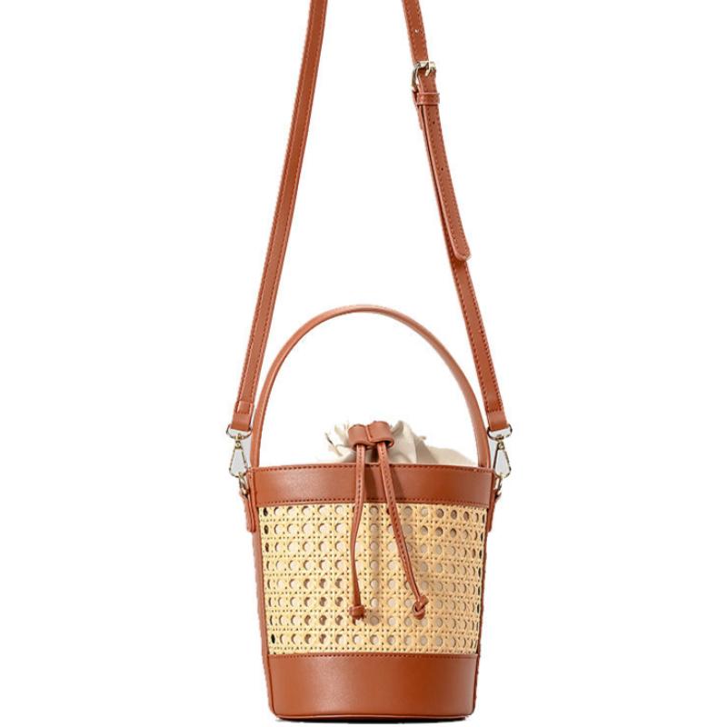 Sac tressé en rotin au design avec bandoulière