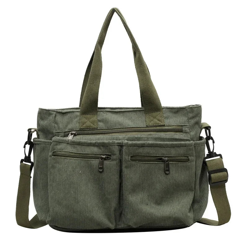 Sac velours porté en bandoulière