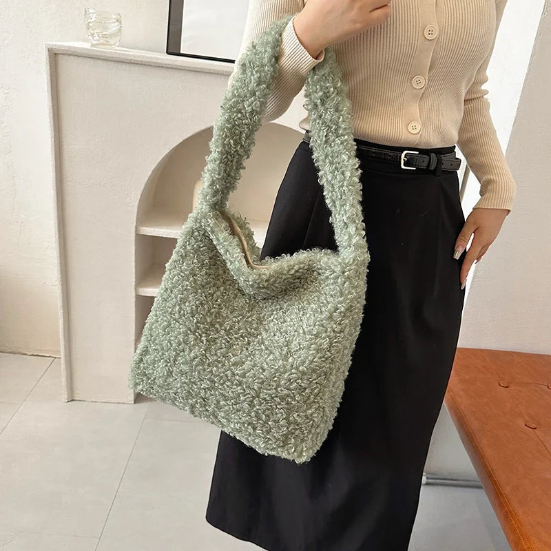 Sac versatile en fausse fourrure porté à la main