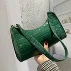 Sac vert de forme baguette au motif crocodile