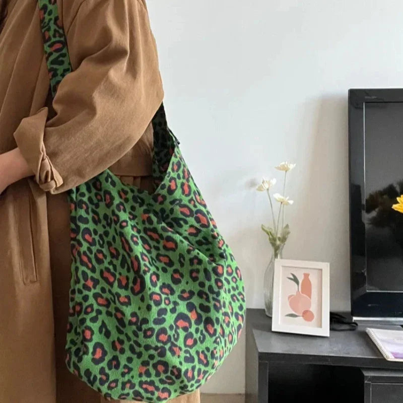 Sac vert en toile imprimé léopard