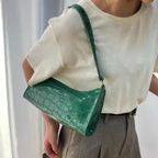 Sac vert format baguette avec motif crocodile