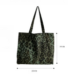Sac vert grand format à motif léopard