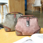 Sac vintage de couleur marron porté main