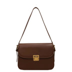Sac vintage féminin porté à la main