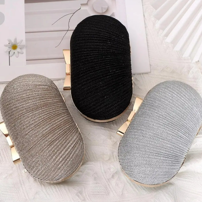 Une minaudière en forme de sac
